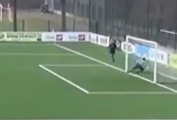 VIDEO: Sút bóng từ giữa sân khiến thủ môn bay luôn vào lưới