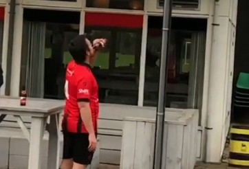 Hài hước: Chạy thẳng ra sân uống bia sau khi sút hỏng penalty