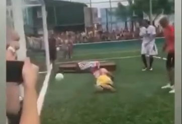 VIDEO: Chiếc quan tài ghi bàn và ý nghĩa câu chuyện phía sau