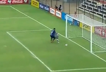 VIDEO: Làm trò lố trước khung thành, thủ môn nhận cái kết 'sấp mặt'