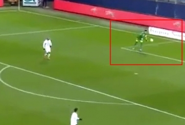 VIDEO: Thủ thành tự ném bóng ngược vào gôn ngoài sức tưởng tượng