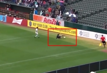 VIDEO: Pha cứu bóng đầy nỗ lực và 'quả ngọt' ngay sau đó