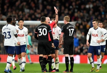 'Hung thần thẻ đỏ' bắt chính trận MU vs Man City