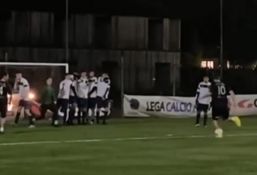 VIDEO: Hàng thủ ngỡ ngàng với pha sút phạt kiểu bấm bóng qua rào