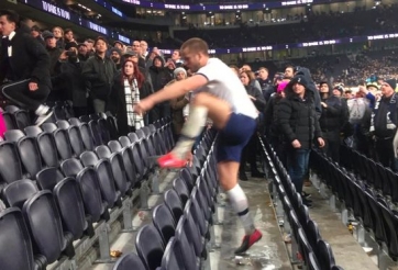 Thua đội hạng bét, sao Tottenham lên khán đài đòi đánh CĐV