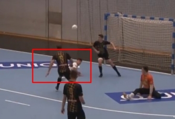 VIDEO: Tung cú sút trong tư thế ngã sấp, cầu thủ bất ngờ lập siêu phẩm