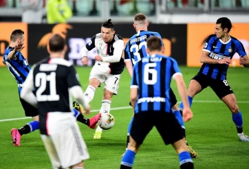 Ronaldo hành động hài hước với 'CĐV ảo' giữa tâm dịch Covid-19