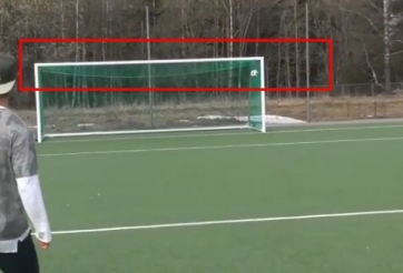 VIDEO: Cú sút đập 2 xà 1 cột cực 'dị' trước khi đi vào lưới