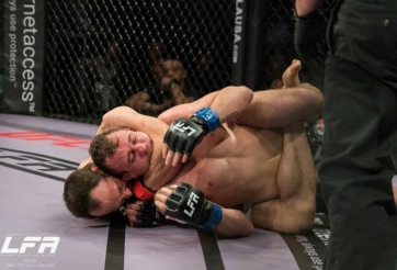 Rợn người với đòn hạ đo ván đối phương có tên 'trăn Nam Mỹ' 