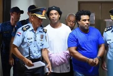 Ronaldinho gây ra sự tranh chấp trong nhà tù