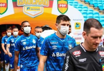 CLB đầu tiên đeo khẩu trang khi ra sâu trong mùa Covid-19