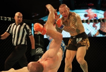 VIDEO: Đã mắt với cú bay người 360 độ tung cước hạ đối thủ 