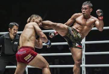 VIDEO: Khiến đối thủ bất động vì cú đá 'mở tủ lạnh' rợn người