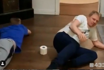 HÀI HƯỚC: Học Messi tâng giấy vệ sinh, chàng trai gặp đúng 'Ramos'