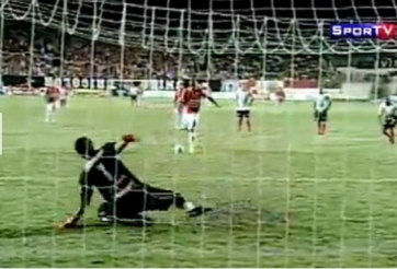 VIDEO: Thủ môn gãy tay vì bị lừa trên chấm penalty