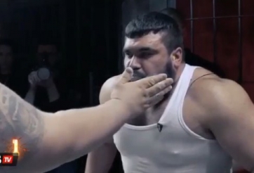 VIDEO: Cười 'tè ghế' với cuộc thi tát nhau trong nhà tù Nga