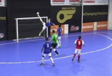 VIDEO: Đã mắt với pha cứu thua theo phong cách 'kung-fu'