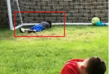 VIDEO: Thủ môn nhí cản penalty bằng mặt và biểu cảm hài hước