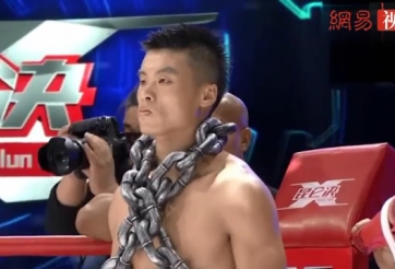 Đeo tạ xích sắt dọa đối thủ, võ sĩ Trung Quốc vẫn no đòn