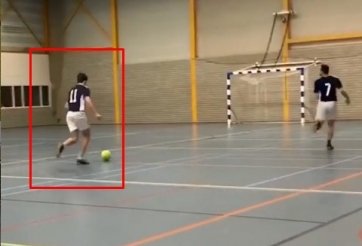 VIDEO: Rê bóng như Zidane và sau đó là pha tấu hài trước gôn trống