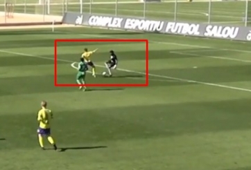 VIDEO: Bị đồng đội làm khó, thủ môn biến đối thủ thành gã hề