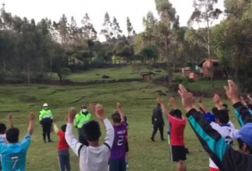 Hình phạt lạ đời cho 2 đội bóng bất chấp ra sân mùa Covid-19