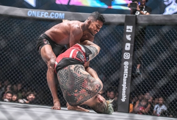 Võ sĩ bị đấm không tránh nổi vì giở bài 'cùn' kẹp chân đối thủ