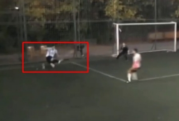 VIDEO: Đã mắt với cú vô-lê kiểu 'cắt kéo' đẹp không tưởng