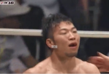 VIDEO: Võ sĩ Nhật Bản bị đấm gãy răng cửa