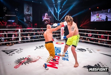 Lĩnh trọn cú đấm trời giáng, 'Quái vật 2m18' Hàn Quốc gục ngã ê chề