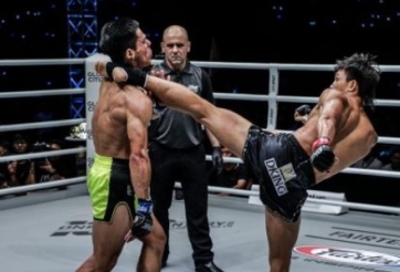 Nguyễn Trần Duy Nhất tung siêu đòn 'sấm sét' đánh gục võ sĩ Malaysia