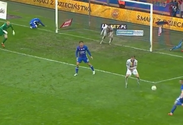 VIDEO: Cú vô-lê mãn nhãn khiến toàn bộ hàng thủ bất lực