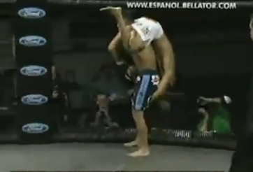 Dính đòn 'siết tam giác' dị thường, võ sĩ gục trên sàn đấu