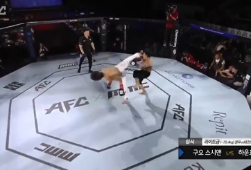 VIDEO: Cao thủ Taekwondo tung đá xoáy đánh bật võ sĩ Trung Quốc