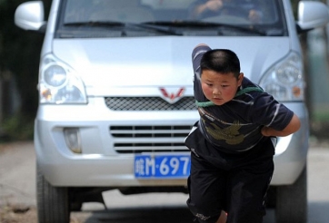 Thần đồng lực sĩ Trung Quốc, 7 tuổi kéo xe tải gần 2 tấn