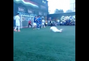 Cú đá phạt cực 'dị' chưa từng có trong lịch sử của sao châu Á