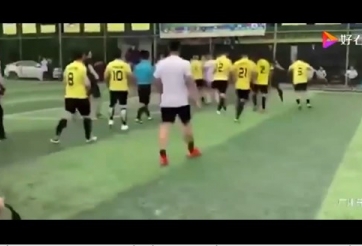 Cầu thủ Trung Quốc biến sân bóng thành võ đài với màn rượt đuổi như phim