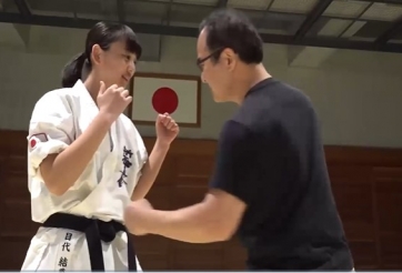 VIDEO: Hotgirl karate Nhật khoe cơ bụng cứng như thép, cú đá tựa Lý Tiểu Long