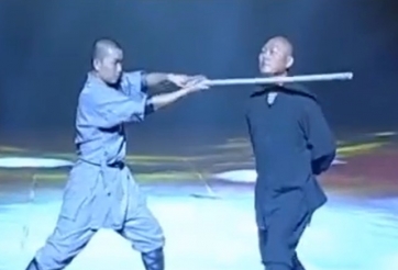 VIDEO: Võ sư Thiếu Lâm vận công biểu diễn đỡ đòn gậy bằng cổ