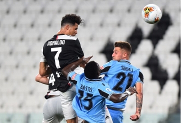 Ronaldo lại thể hiện khả năng bật nhảy kinh điển khiến NHM trầm trồ