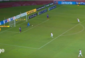 VIDEO: Hậu vệ và thủ môn trả giá vì màn 'tấu hài' trước khung thành