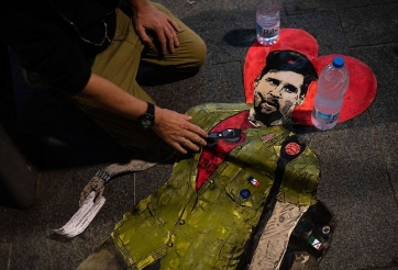 CHÙM ẢNH: Messi 'hóa' huyền thoại cách mạng trên đường phố Tây Ban Nha