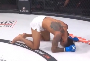 VIDEO: Bị đá trúng chỗ hiểm 2 lần, võ sĩ rên la thảm thiết trên sàn đấu