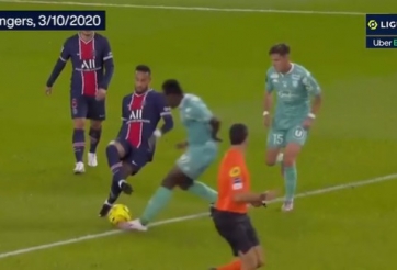 VIDEO: Neymar lại chọc tức đối phương với kĩ năng xỏ háng kinh điển