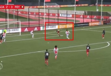 VIDEO: Quý tử nhà Persie tái hiện 'siêu phẩm huyền thoại' của Rooney