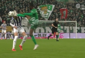 VIDEO: Rùng mình với pha đạp thẳng giày đinh vào đầu đối thủ