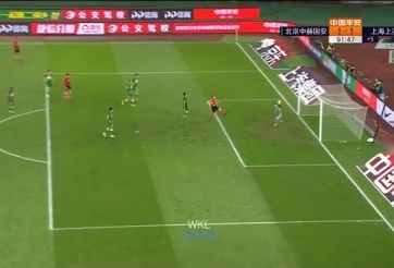 VIDEO: Pha bay người 'như chim' phút bù giờ làm nản lòng cựu sao Premier League