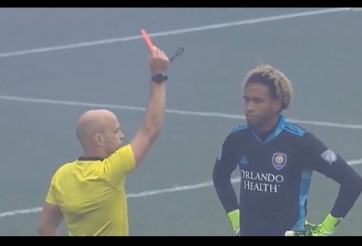 VIDEO: Mất 2 thủ môn trong loạt penalty, hậu vệ về 'gác đền' và cái kết không tưởng