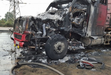 Xe container bốc cháy dữ dội, trơ trụi giữa đường tại Hải Phòng