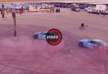 Hai chiếc Ford Mustang 'đốt lốp' tạo hình kỷ lục để chống ung thư vú